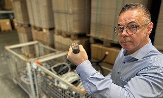 Der Kölner Jörg Schwarzkopf ist geschäftsführender Gesellschafter von Elco in Gütersloh. Am Tag nach der Tat zeigt er die Diebesbeute - fast 500 Kilo Kupferkabel. - Christian Bröder