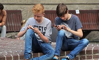 Smartphones sind für Kinder in Paderborn ein fesselnder Zeitvertreib. In der Schule werden Handys jedoch zum Problem. - natureaddict/pixabay