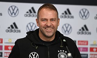 In Armenien strebt Bundestrainer Hansi Flick den siebten Sieg im siebten Spiel an. - Foto: Swen Pförtner/dpa