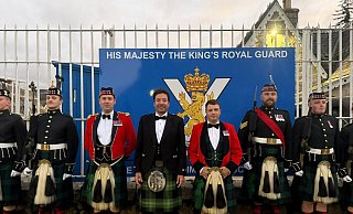 Eine zufällige Begegnung bescherte Jimmy Fallon einen traditionell schottischen Abend. - 5 Scots/PA Media/dpa