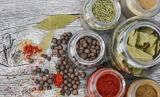 Ein bunter Mix aus Gewürzen lädt zum Entdecken ein: Testen Sie Ihr Wissen im Gewürze-Quiz! - Monika/Pixabay