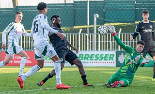 Die beste Chance: Rödinghausens Paterson Chato (3. v. l.) scheitert aus kurzer Distanz an Schalkes Torhüter Luca Podlech. - Joel Beinke