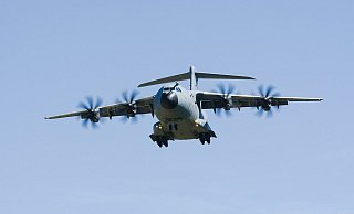 Ein großer Flieger. Eine Auswertung der Flugdaten hat ergeben, dass es sich in Warburg um ein Transportflugzeug der Luftwaffe vom Typ A400M gehandelt hat. - Symbolfoto/Pixabay