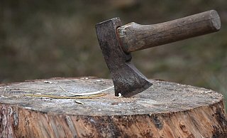 Der unbekannte Täter hat die Kino-Mitarbeiterin in Gütersloh mit einer Axt bedroht. - Symbolbild/Pixabay