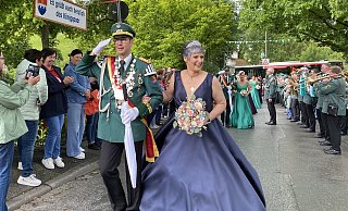 Der große Auftritt gebührte am Pfingssonntag dem Grundsteinheimer Königspaar Norbert und Sandra Kröger aus Dahl. - Julia Spiekerkötter