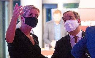 NRW-Ministerpräsident Armin Laschet (CDU, r) und die Landesvorsitzende von Bündnis 90/Die Grünen, Mona Neubaur, nach einer TV-Diskussionsrunde am Wahlabend. - picture alliance/dpa