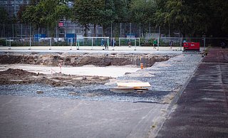 Baustein der Zukunft: Seit 2016 ist das Helmholtz-Gymnasium NRW-Sportschule. Weil die Einfach-Turnhalle auf Dauer nicht ausreicht, um auf Top-Niveau zu trainieren, wird eine neue Sporthalle auf dem Kunstrasenplatz gebaut. Ende 2021 soll die Halle mit Trampolinturm stehen. Foto: A. Zobe - Mike-Dennis Müller / www.mdm.photo