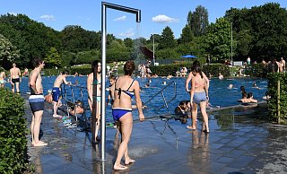 Der Badespaß geht weiter: Das Rolandsbad bleibt noch bis zum Ende nächster Woche geöffnet. Foto: Marc Köppelmann - www.sportpictures.de