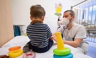 Im Kreis Herford war der ärztliche Bereitschaftsdienst bei den Kinderärzten dezentral organisiert. Diese Zeiten sind jetzt vorbei. - picture alliance/dpa