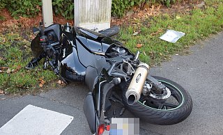 Bei einem Verkehrsunfall sind eine 19-jährige Kradfahrerin und ihre Sozia verletzt worden. - Polizei Herford