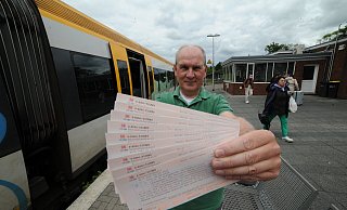 Axel Struckmeier betreibt die Fahrkarten-Agentur am Bahnhof Espelkamp. Er hat eine starke Nachfrage nach dem Neun-Euro-Ticket beobachtet. Das Ticket hat Vorteile, aber auch Nachteile. - Joern Spreen-Ledebur Axel Struckmeier betreibt die Fahrkarten-Agentur am Bahnhof Espelkamp. Er hat eine starke Nachfrage nach dem Neun-Euro-Ticket beobachtet. Das Ticket hat Vorteile, aber auch Nachteile. - Joern Spreen-Ledebur