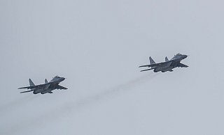Ein MiG-29-Kampfflugzeug während einer Flugschau auf dem Luftwaffenstützpunkt Malacky-Kuchyoa in der Slowakei. - Jaroslav Novák/TASR/dpa