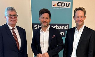 Tino Wenkel (M.) ist einstimmig zum unabhängigen CDU-Bürgermeisterkandidaten in Beverungen gewählt worden. Bundestagsabgeordneter Christian Haase (l.) und Stadtverbandsvorsitzender Stephan Böker gratulieren. - CDU Beverungen