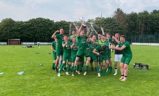 Meister nach Saisonabbruch: Im Rahmen des ersten Testspiels vor zwei Wochen hat sich die Mannschaft aus dem Osnabrücker Ort Rulle feiern lassen. Der Verein übergab dem Team einen eigens angefertigten Pokal.  - Bernhard Horn