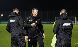 Vorfreude: Rödinghausens Trainer Nils Drube (Mitte) hat sein Team auf drei intensive Wochen am Ende der Saison eingeschworen. - Noah Wedel