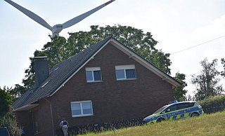 Die Polizei ist gegenwärtig noch in der Straße Heidgrund im Einsatz und durchsucht aktuell das Haus des mutmaßlichen Täters. - Dirk Haunhorst