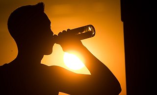 2020 waren deutlich weniger Schulkinder wegen Alkoholmissbrauchs in ärztlicher Behandlung als im Jahr zuvor. - Foto: Julian Stratenschulte/dpa/Symbolbild