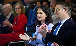 Als Staatsminister im Auswärtigen Amt sitzt Tobias Lindner (Grüne) oft in der ersten Reihe. Was er nach seinem Ausscheiden aus der Berufspolitik beruflich machen will, habe er noch nicht entschieden, sagt er. (Archivfoto) - Bernd von Jutrczenka/dpa