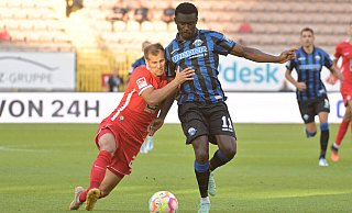 SCP-Stürmer Sirlord Conteh (r.) zieht an Hendrick Zuck vorbei und wird Sekundenbruchteile später vom Lauterer Linksverteidiger regelwidrig zu Fall gebracht. - Imago Images