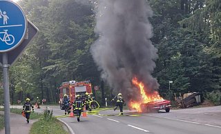Die Feuerwehr löscht einen brennenden Oldtimer auf der Schlossstraße. - Karin Prignitz