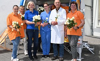 Patinnen des Netzwerks Organspende NRW bedanken sich bei Friedhelm Bach, ärztlicher Transplantationsbeauftragter im EvKB, und Dorina Zeiger, pflegerische Transplantationsbeauftragte im EvKB, für ihren Einsatz für die Organspende. - Mario Haase