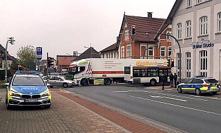 Der liegengebliebene Lastwagen blockiert die zentrale Kreuzung.  - privat