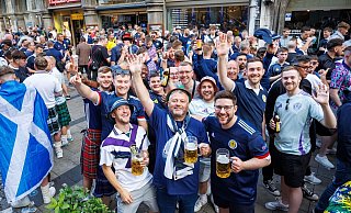 An ihnen lag es nicht: Schottische Fans lassen sich bei der Fußball-EM das Bier schmecken. (Archivbild) - Matthias Balk/dpa