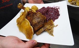 Chefkoch Torben Tönsing vom Restaurant "Die Alte Schule" in Herford präsentiert die fertige Gans samt Rotkohl und Kartoffelklößen. - Kristina Grube