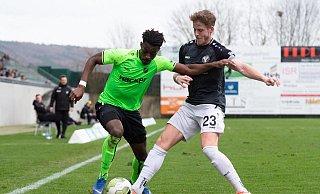 Omar Traore (Rödinghausen) im Duell mit Lukas Diericks (Haltern). - imago images/Noah Wedel