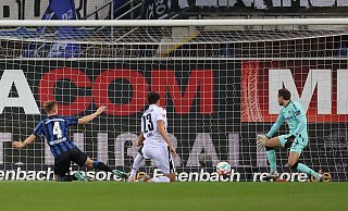 Janni Serra (M) erzielt den Treffer zur 1:0-Führung für Bielefeld gegen Jasper van der Werff (l) Torwart Leopold Zingerle vom SC Paderborn. - Friso Gentsch/dpa