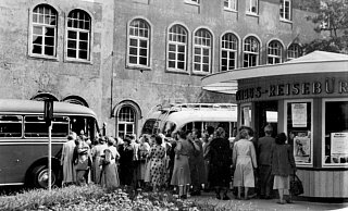 Groß war der Andrang, wenn es mit dem Bus auf die Reise ging. - Georg Heese (Kommunalarchiv)