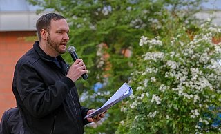 Neonazi Sascha Krolzig bei einer Demo vor der JVA Brackwede (Archivfoto). - Andreas Zobe