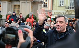Der bayerische Ministerpräsident Markus Söder beim Weihnachtsmarktbesuch in Prag. - picture alliance/dpa