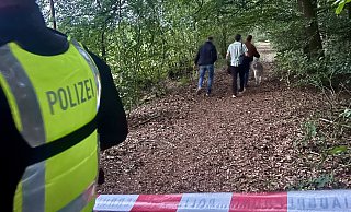 In einem Waldstück in Kölkebeck hatten Spaziergänger verdächtige Beobachtungen gemacht und die Polizei verständigt. Die fand hier tatsächlich eine Leiche. - Wolfgang Wotke