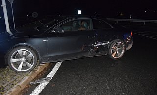 Durch den Zusammenstoß drehte sich der BMW und kam auf der dortigen Verkehrsinsel zum Stehen. - Polizei Herford