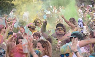 Das Holi-Festival auf der Weserscholle Höxter zog mehrere Hundert Besucher an. - Thomas Kube