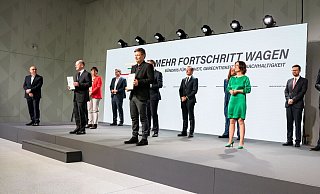 (vorne v.l.) Norbert Walter-Borjans (SPD), Olaf Scholz (SPD), Robert Habeck (Bündnis 90/Die Grünen), Annalena Baerbock (Bündnis 90/Die Grünen), mit dem Koalitionsvertrag . - picture alliance/dpa