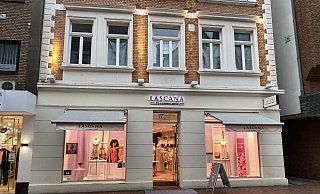Das Haus an der Berliner Straße 49 in der Gütersloher Innenstadt hat eine lange Geschichte: Einst war hier das Hotel Scheck, später die Kneipe Scheck Inn ansässig. Es folgten Modegeschäfte und aktuell bietet Lascana Wäsche an. Vom Sommer an zieht Mister Spex im Erdgeschoss ein. - Christian Bröder Das Haus an der Berliner Straße 49 in der Gütersloher Innenstadt hat eine lange Geschichte: Einst war hier das Hotel Scheck, später die Kneipe Scheck Inn ansässig. Es folgten Modegeschäfte und aktuell bietet Lascana Wäsche an. Vom Sommer an zieht Mister Spex im Erdgeschoss ein. - Christian Bröder