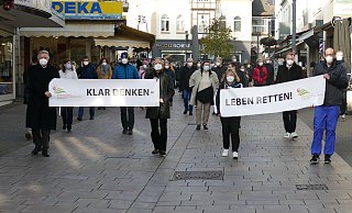 Achim Schäfer, Geschäftsführer, Andreas Lübbe, ärztlicher Direktor, Regina Düsterhus, Pflegedienstleitung und Intensivpfleger Niclas Frie führen den Protest-Spaziergang des MZG an. - Benedikt Riemer