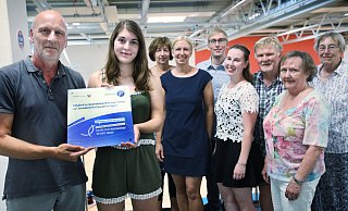 Lobende Worte: Dirk Lemhoefer (l.) und Karl-Wilhelm Schulze (3. v. r) vom Stadtsportbund ehrten (v. l.) Svenja Wortmann, Barbara Brune, Marion Groß, Jan Tristan Ulrich, Sarah Hempel, Doris Buschmann und Charlotte Messinger für ihre Mitarbeit am TSVE-Projekt gegen sexualisierte Gewalt im Sport. - Sarah Jonek Lobende Worte: Dirk Lemhoefer (l.) und Karl-Wilhelm Schulze (3. v. r) vom Stadtsportbund ehrten (v. l.) Svenja Wortmann, Barbara Brune, Marion Groß, Jan Tristan Ulrich, Sarah Hempel, Doris Buschmann und Charlotte Messinger für ihre Mitarbeit am TSVE-Projekt gegen sexualisierte Gewalt im Sport. - Sarah Jonek