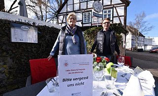 Barbara Potthast-Menne und Christian Potthast zeigen in Höxter Flagge für ihren Berufsstand – wie viele andere Gastronomen auch. - Thomas Kube