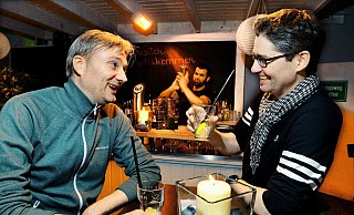 Zum ersten Mal vor Ort: Wolf Jahnke (links) und Wolf Sandmüller genießen im Außenbereich des Stadtpalais ihre Cocktails. - Barbara Franke