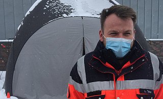 Rotkreuzleiter Leroy Telke, Ortsverein Hille, am Impfzentrum Unterlübbe. - Anja Peper