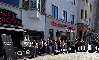 Eine Riesen-Schlange am Freitagnachmittag vor dem Bielefelder Café Europa. - Luca Redecker