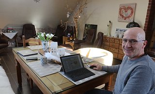 Hans Kleine im Homeoffice in Hüllhorst. Vom Esstisch aus kann er das Klärwerk steuern. - Dirk Windmöller