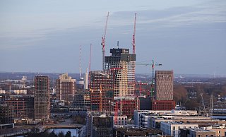 Die stillgelegte Baustelle des Elbtower (M) ganz im Osten der Hafencity in Hamburg. - Christian Charisius/dpa