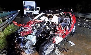 Für den Autofahrer kam jede Hilfe zu spät. - Feuerwehr Warburg