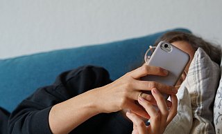 Am Weihnachtstag doch noch ein schneller Blick in die Mails: Nur knapp die Hälfte der Berufstätigen verzichtet darauf. (Symbolbild) - Weronika Peneshko/dpa
