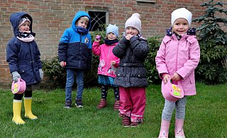 Lucie, Jonas, Isabell, Marie-Sophie und Frieda freuten sich über die Ostereier, die an der Herringhauser Kirche am Ostermontag versteckt waren. - FRANK-MICHAEL KIEL-STEINKAMP