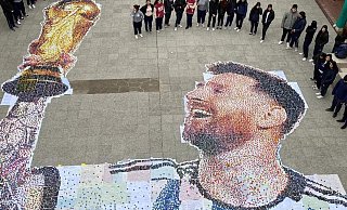 Ein Messi-Mosaik aus Schraubverschlüssen in der Provinz Buenos Aires. - Sebastian Ramirez/dpa